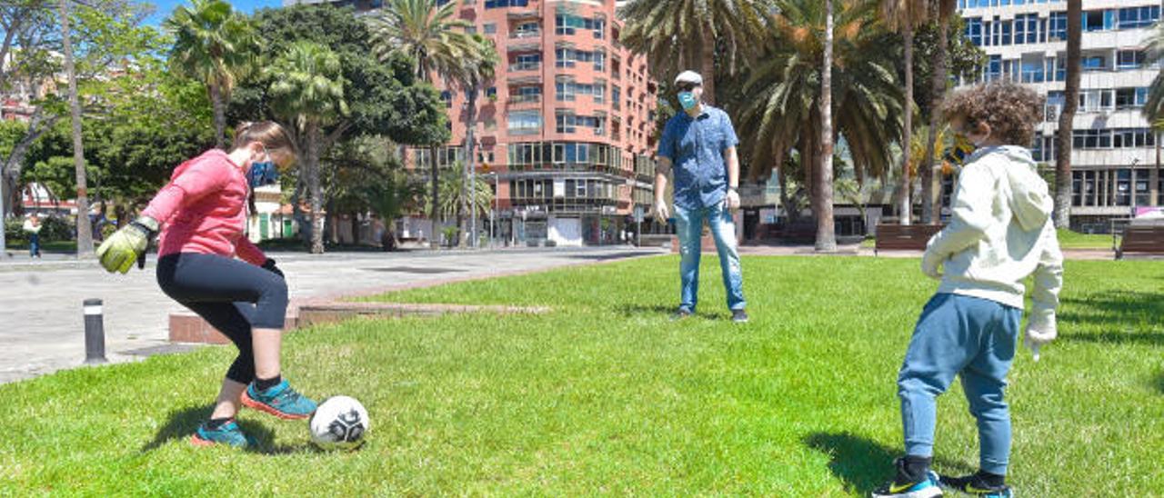 Niños con su padre jugando en el parque Santa Catalina, en la capital grancanaria.