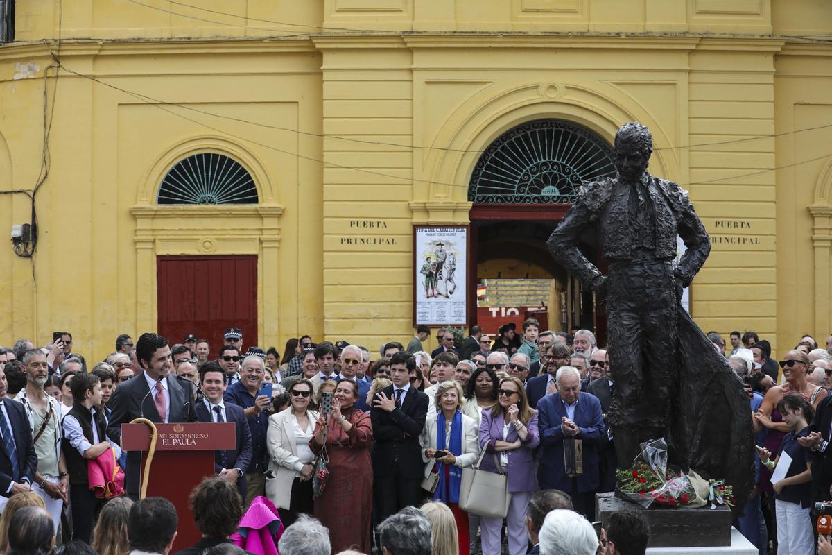 Imágenes de la inauguración del monumento a Rafael de Paula en la Plaza de Toros.