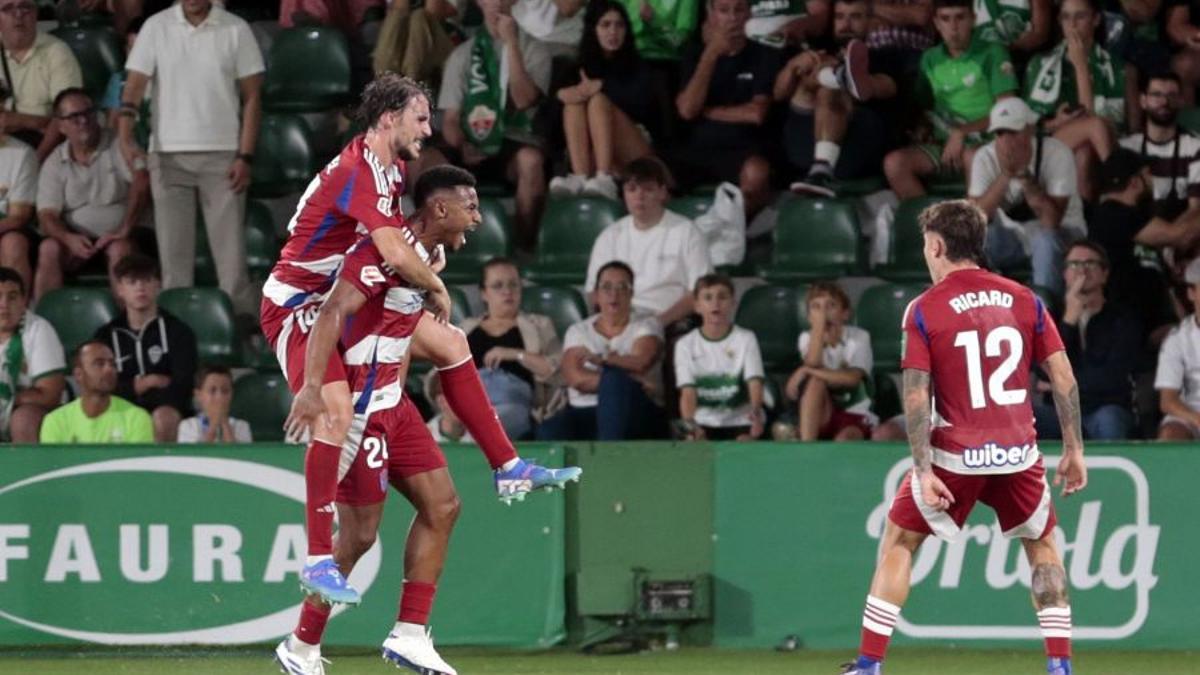 Loïc celebra un gol con el Granada.