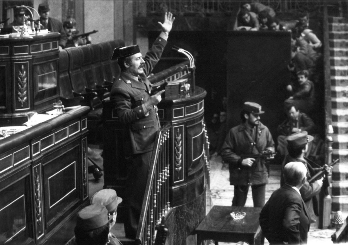 23.02.1981, Spanien, Madrid: Mit gezogener Pistole steht der Putschist Antonio Tejero Molina gestikulierend am Rednerpult im spanischen Parlament. Der Oberstleutnant stürmte damals mit mehr als 200 Mann der paramilitärischen Guardia Civil das Parlamentsgebäude in Madrid und nahm die Abgeordneten mitsamt der Regierung als Geiseln. Durch den Einsatz von König Juan Carlos für die demokratische Ordnung brach der Putschversuch nach 18 Stunden zusammen.