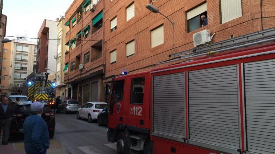 Los bomberos de Cieza rescatan a un anciano que estaba inconsciente en su casa