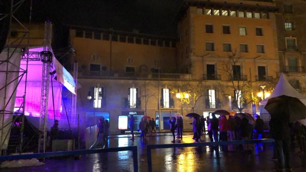 Se enciende una revetla de Sant Sebastià aguada por la tormenta Gloria