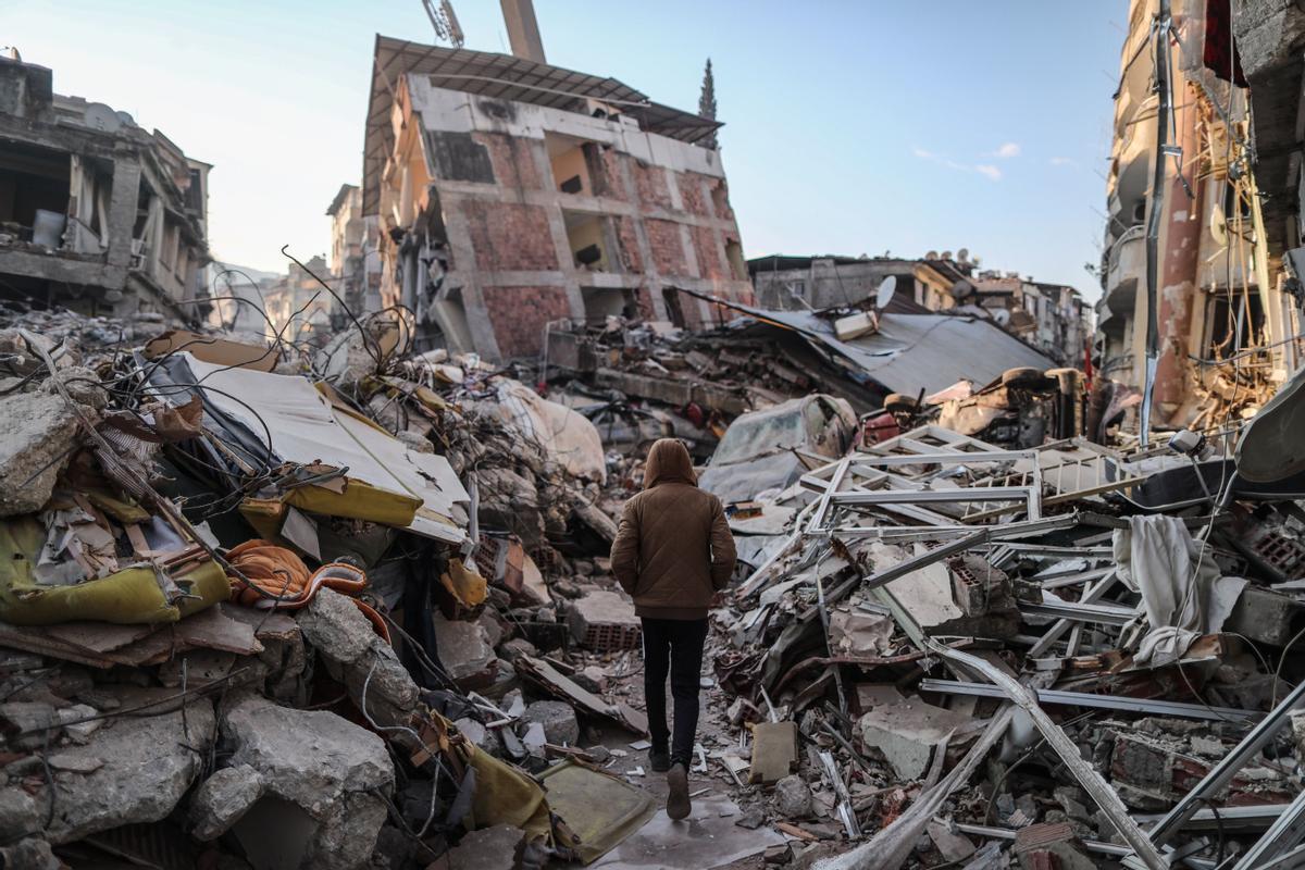 Un hombre camina junto a edificios derrumbados tras el fuerte terremoto en Hatay, Turquía, el 11 de febrero de 2023.