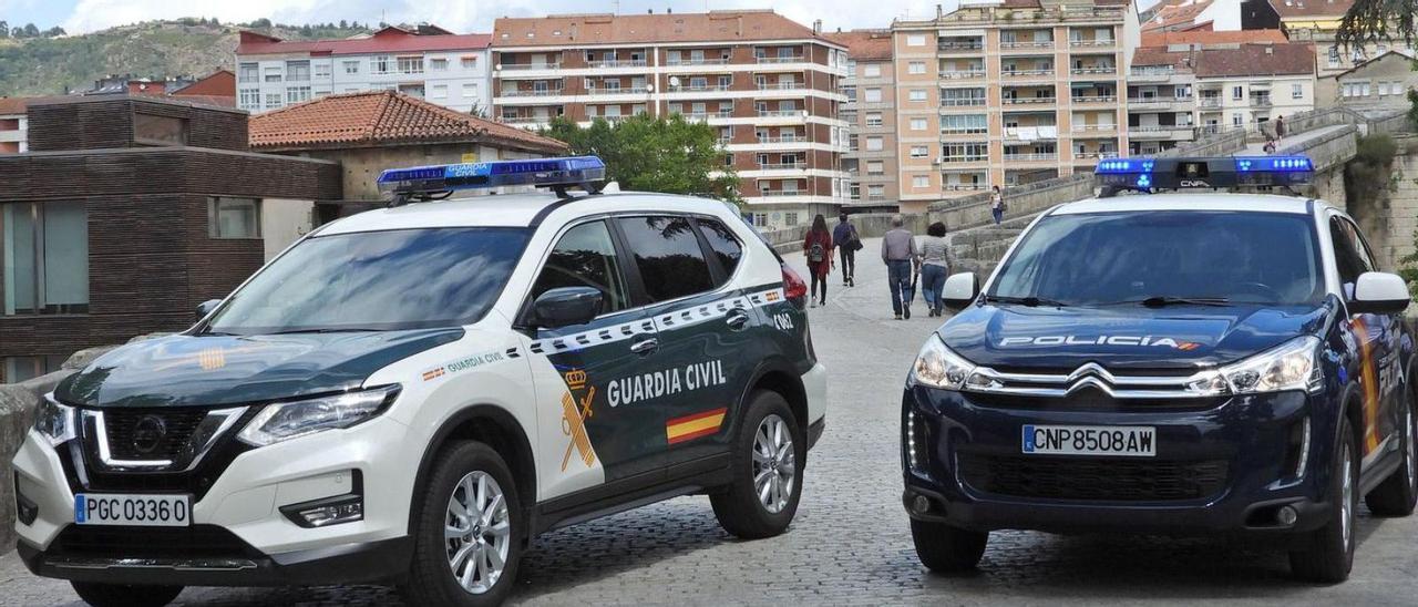 Dos vehículos patrulla de la Guardia Civil y la Policía Nacional. // FERNANDO CASANOVA