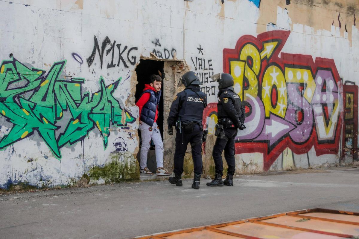 Hunderte Beamte kontrollierten den Ein- und Auslass in die ehemalige Haftanstalt und übergaben den Bewohnern Räumungsbefehle.