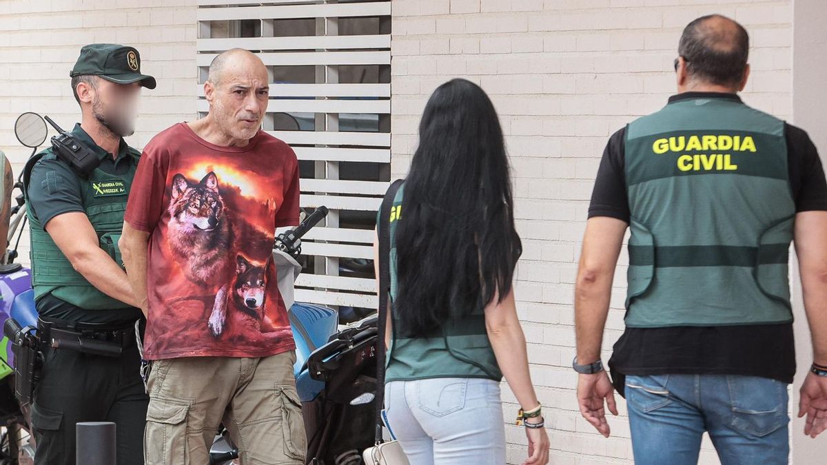La Guardia Civil traslada al hijo detenido por matar a su madre en Guardamar.