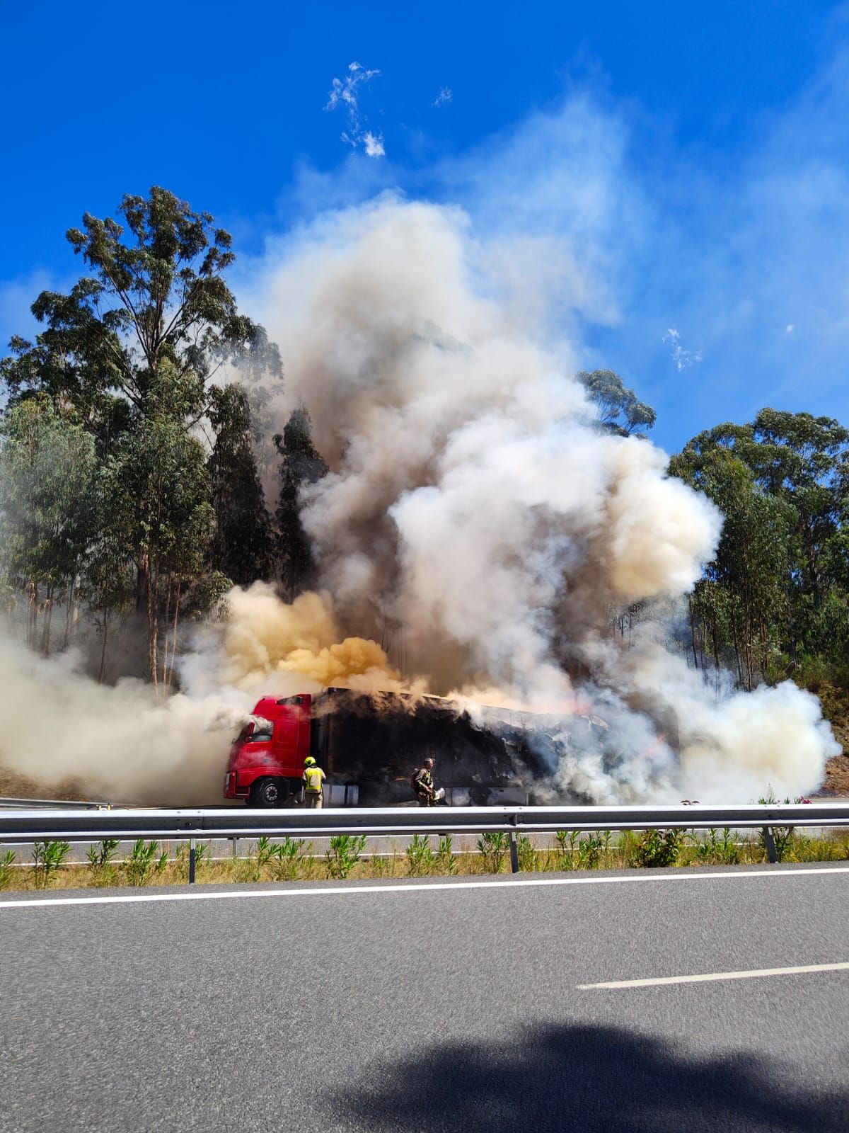 Arde un camión de langostinos en la A-52 y las llamas provocan un incendio en As Neves