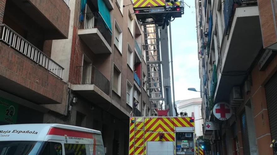 Los bomberos de Cieza rescatan a una mujer que se encontraba inconsciente en el interior de su vivienda