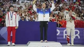 El detallazo de la jugadora china He Bingjiao con Carolina Marín durante la entrega de medallas