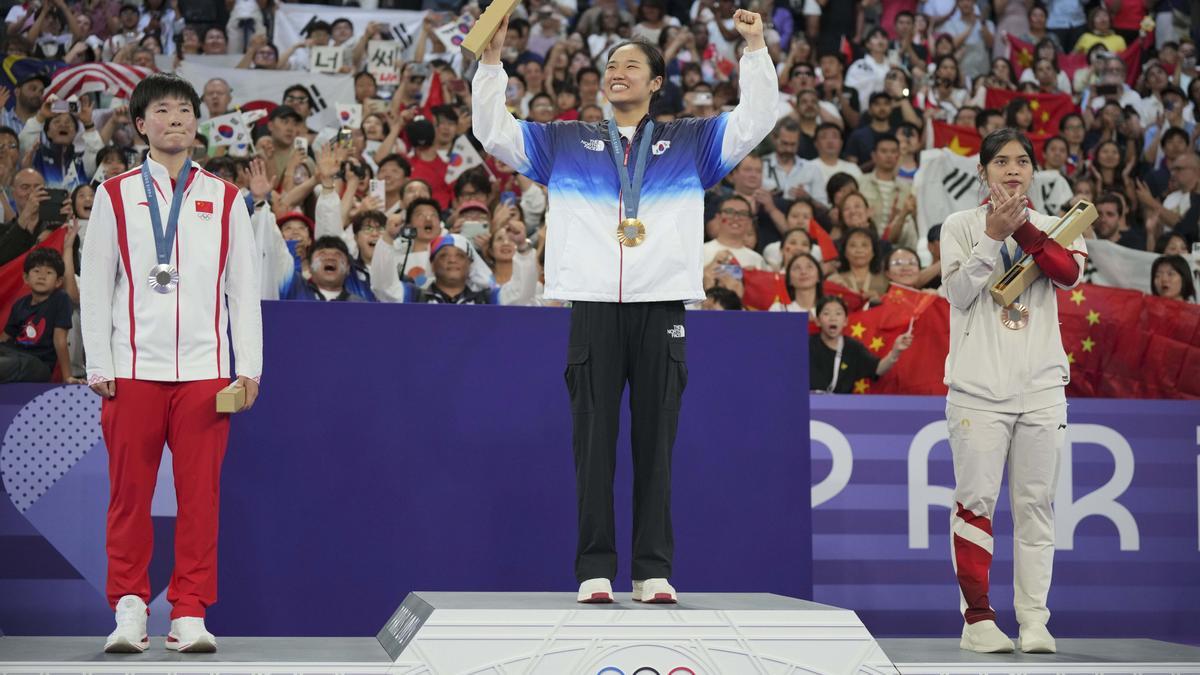 De izquierda a derecha, los medallistas He Bingjiao de China, plata, An Se-young de Corea del Sur, oro, y Gregoria Mariska Tunjung, de Indonesia, bronce, celebran en el podio de bádminton individual femenino en los Juegos Olímpicos.