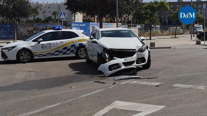 Aparatoso accidente al chocar dos coches en Nou Llevant