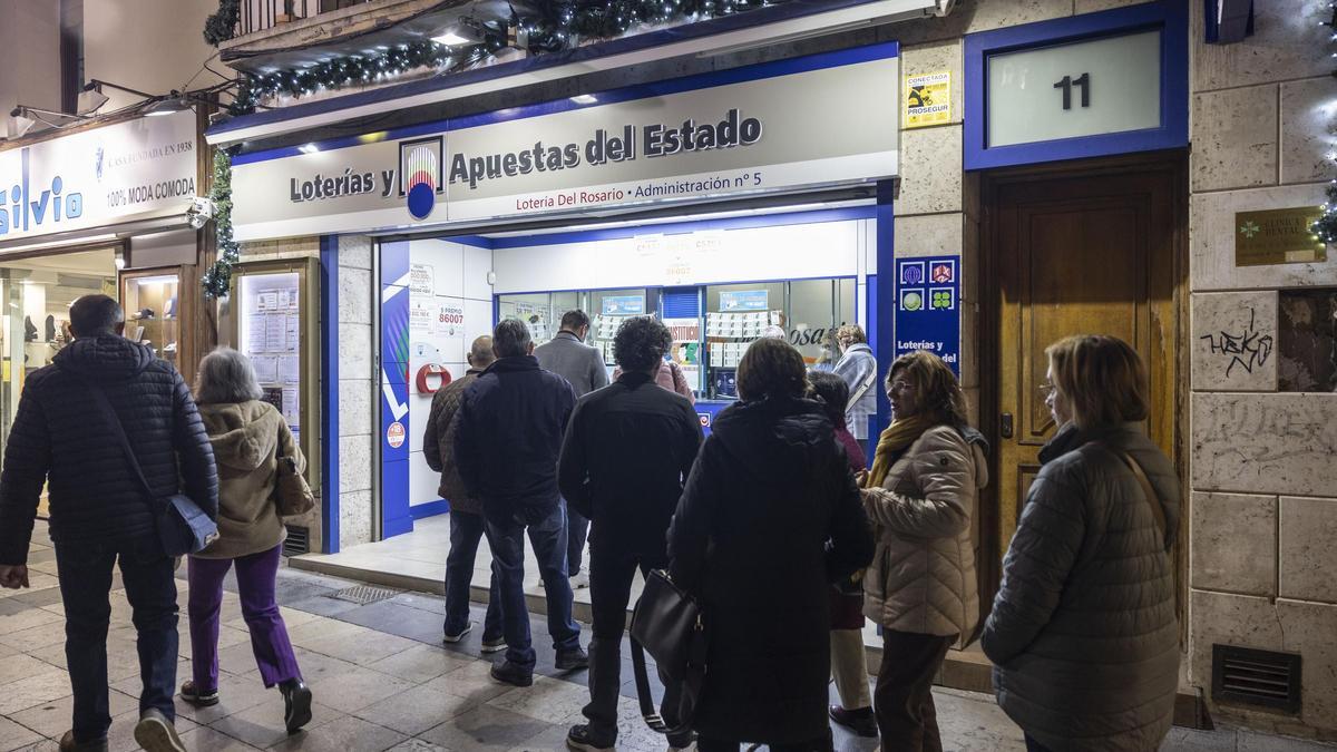 Varias personas compran Lotería en una administración de Zaragoza, en una imagen de archivo.