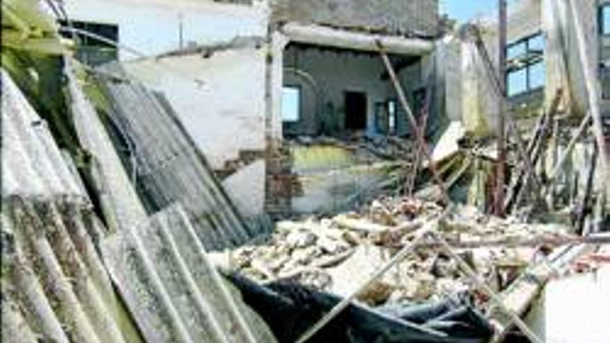 Heridos al derrumbarse el techo de un edificio