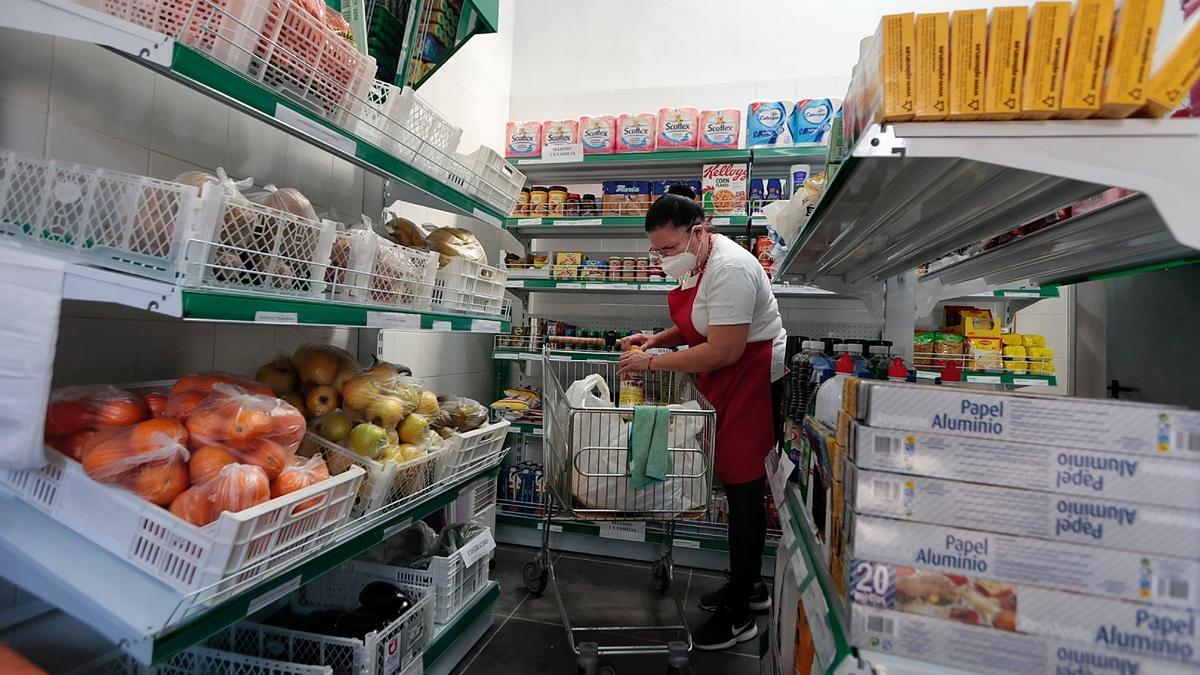 Una trabajadora del comedor social de La Milagrosa, en Santa Cruz de Tenerife.