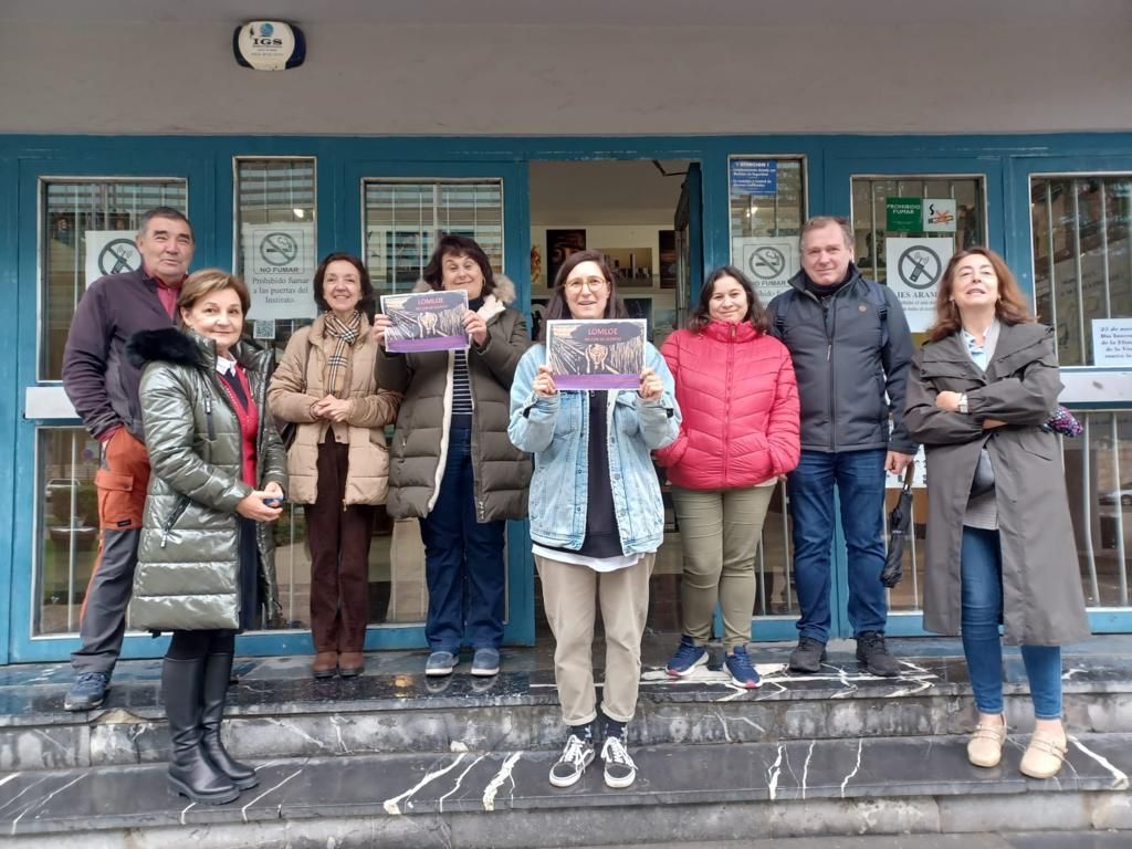 EN IMÁGENES: Decenas de profesores se manifiestan en Asturias contra la LOMLOE