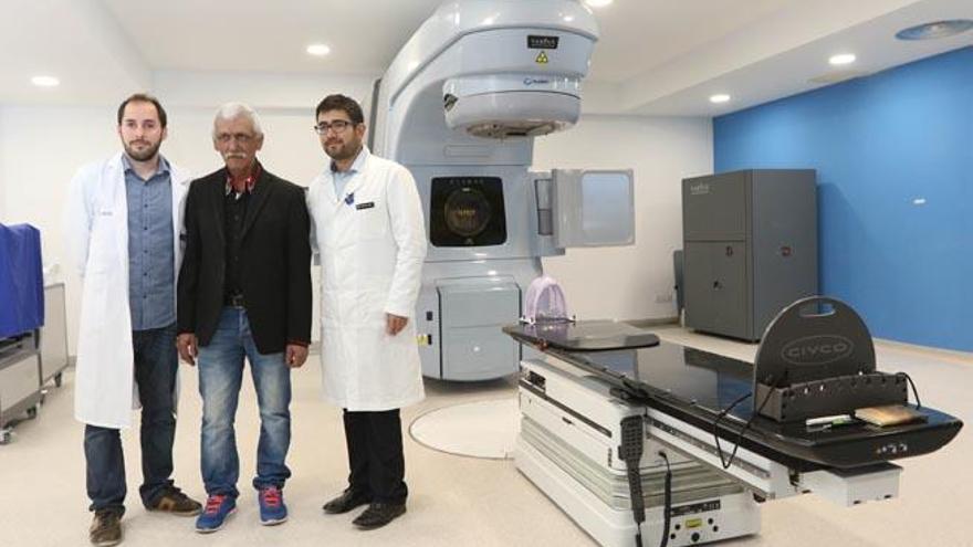 Pedro Mateos, Jorge Sánchez y Berto Noé, en la sala de radioterapia.