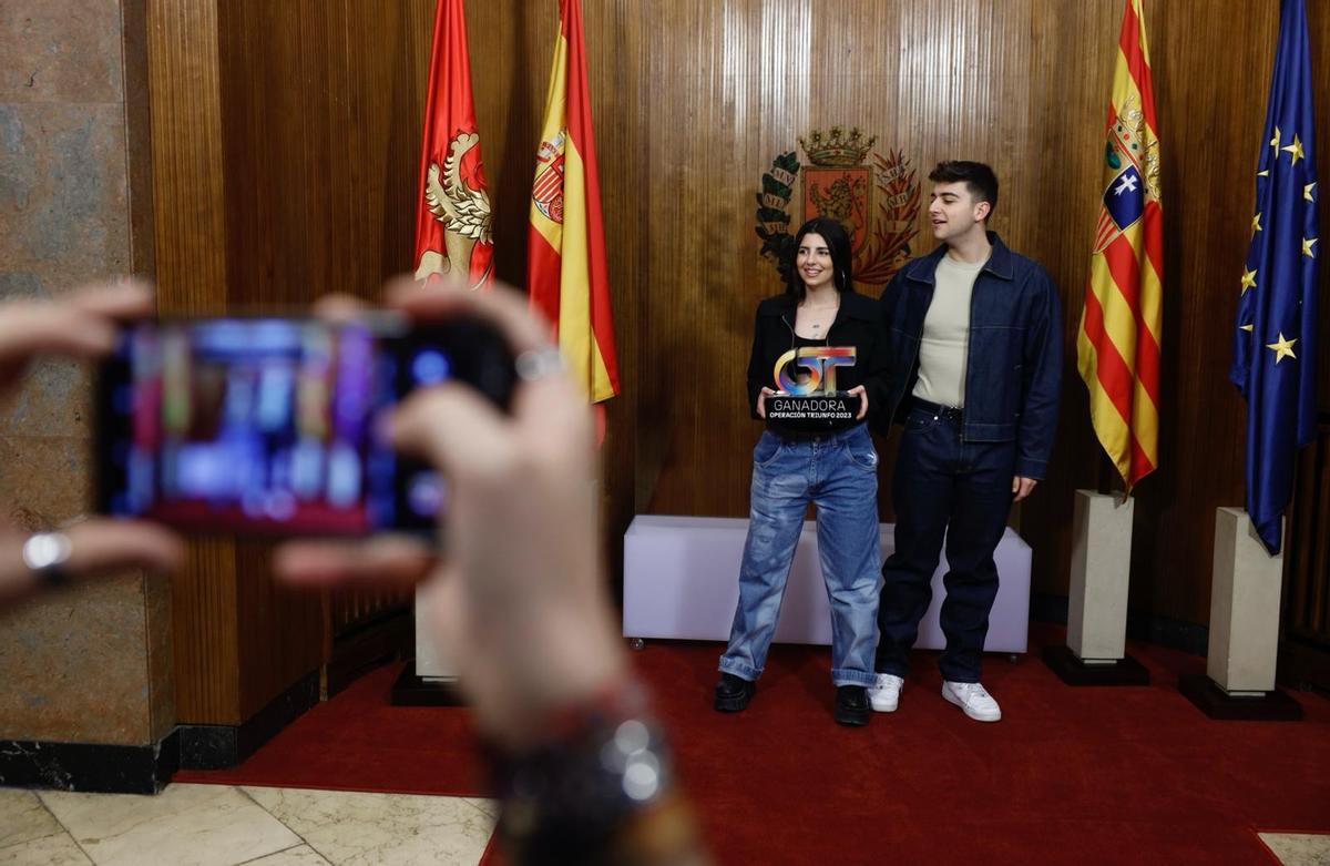 En imágenes | Natalia Chueca recibe a Naiara y Juanjo en el Ayuntamiento de Zaragoza