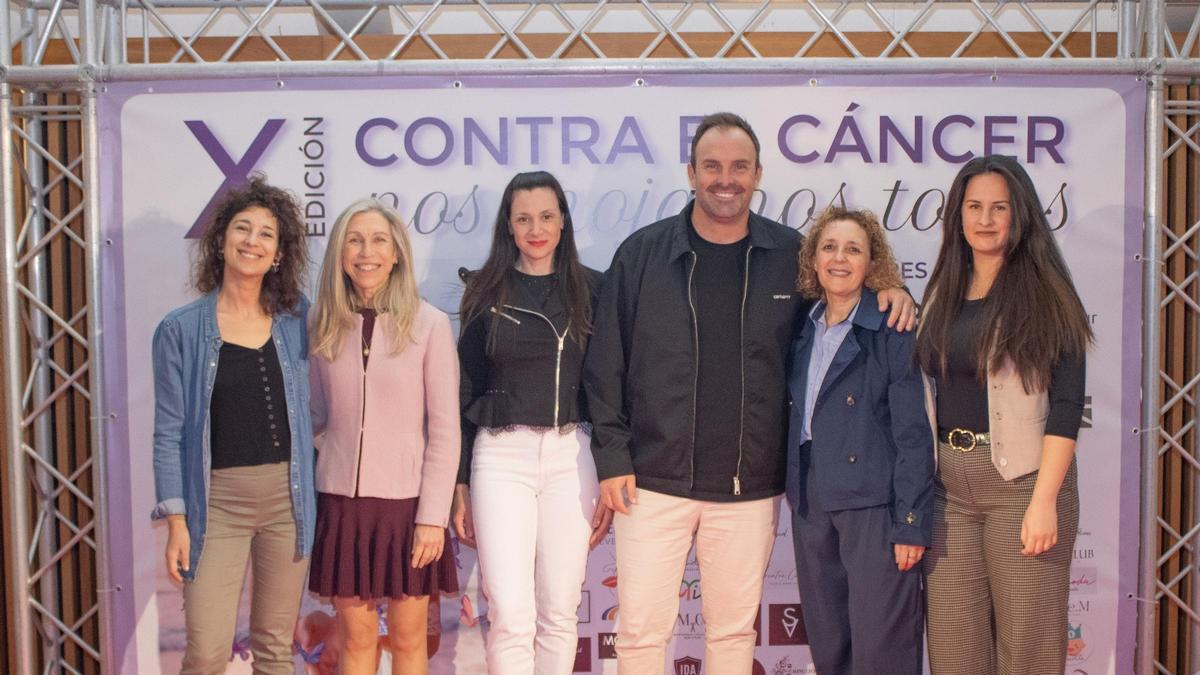 Laura Ferrer, en el centro, con pantalón blanco, duranta la presentación de la gala.