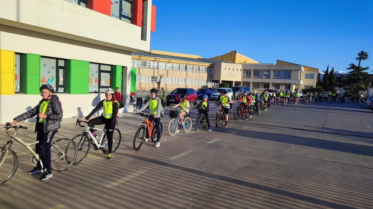 Alumnos del colegio se desplazan en bicicleta al centro.
