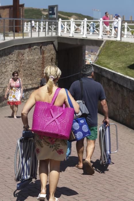 Bañistas en la playa de Salinas