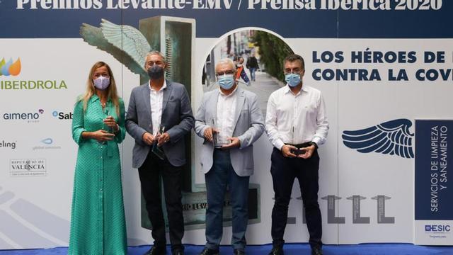 Los directivos de las empresas premiadas posaron con los trofeos acreditativos de los galardones.