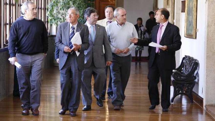 Aurelio Tomás, a la derecha, junto a algunos alcaldes se dirige a una reunión del Consorcio Provincial de Residuos