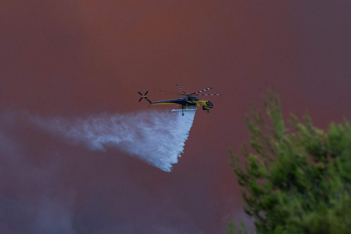 Un helicóptero lanza agua sobre el área de Porto Germeno, a unos 70 kilómetros de Atenas, el pasado 1 de agosto.