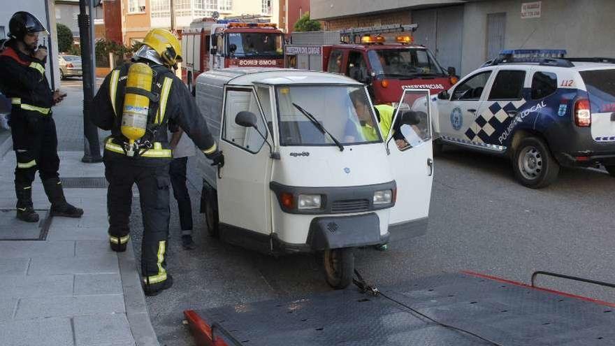 Bomberos, Protección Civil y Policía Local, con el vehículos averiado que hizo saltar la alarma. // S. Állvarez