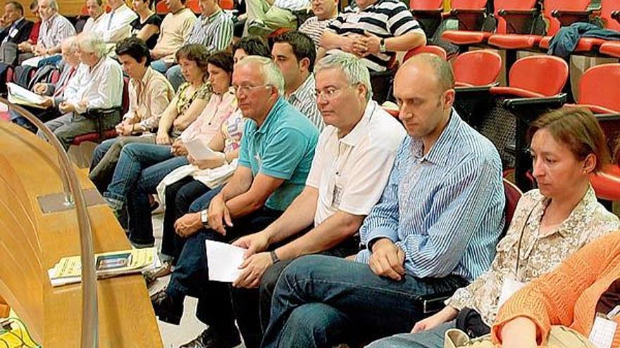 Trabajadores de la Semana Verde, ayer, en la tribuna de invitados del Parlamento de Galicia durante la comparecencia del conselleiro de Industria.