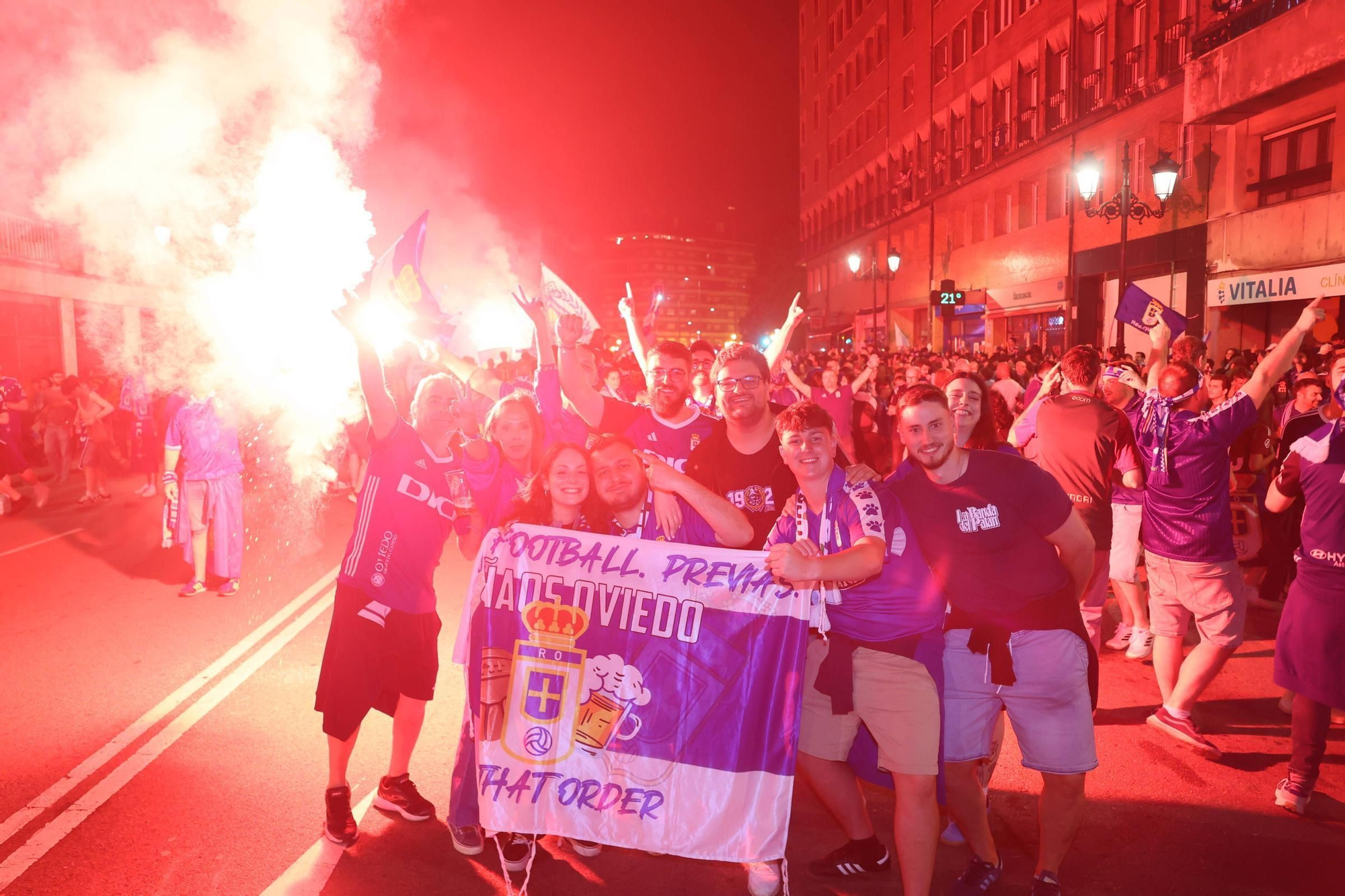 EN IMÁGENES | Así se celebró el ascenso del Oviedo a Primera: la afición estalla en una noche histórica