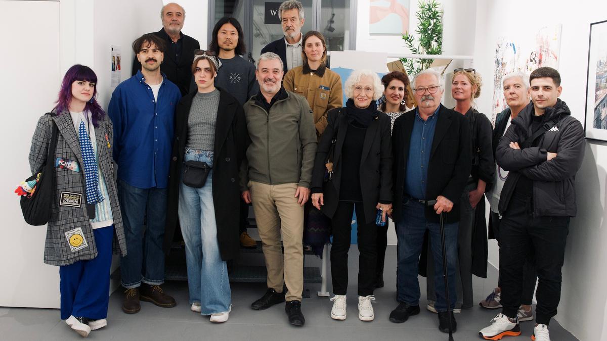 Jaume Collboni con los artistas de la exposición 'La mejor Barcelona'