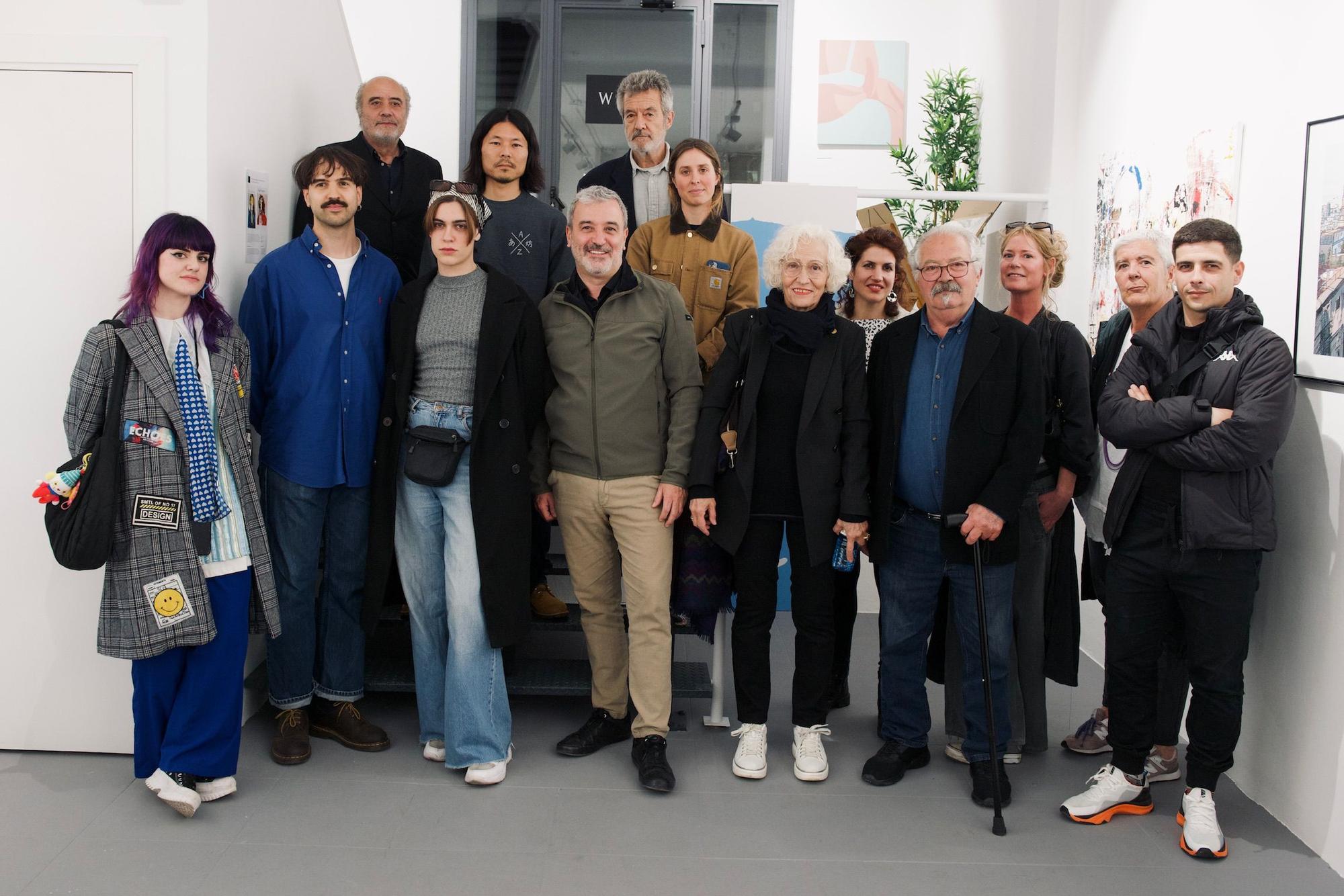 Jaume Collboni con los artistas de la exposición 'La mejor Barcelona'