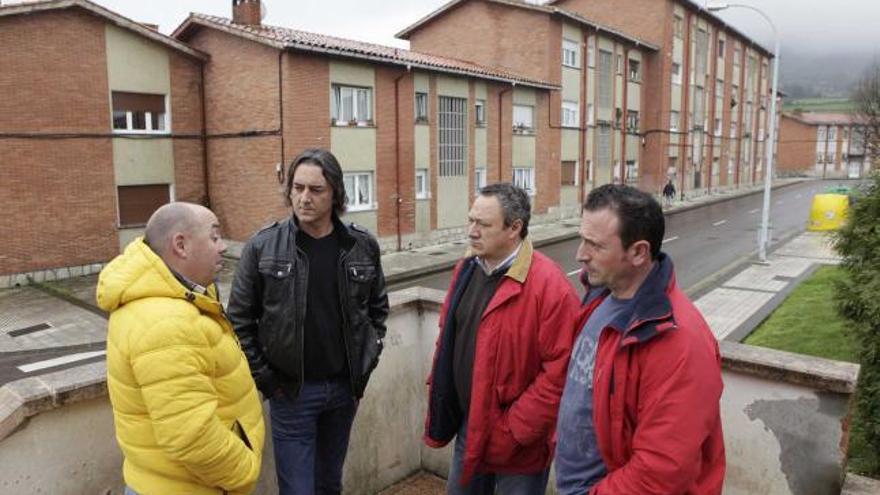 Robustiano Iglesias (izquierda), charlando ayer en La Camocha con Rubén Gómez, Herminio Torre y Ferino Díaz.