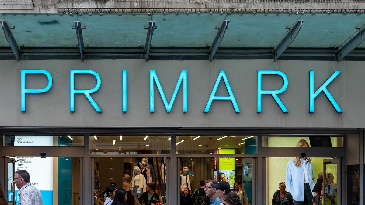 Mañana se esperan colas kilométricas en Primark para conseguir el vestido para bodas de primavera y verano más barato y elegante: de lino y disponible en tres colores