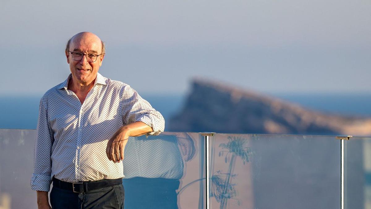 El presidente de Hosbec, Toni Mayor, posa en la terraza del Primavera Park de Benidorm. | David Revenga