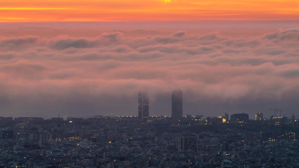 Bonita combinación de nubes el 6 de febrero al amanecer, en Barcelona. Al salir el Sol, las nubes altas se encienden en el horizonte con las primeras luces del Sol aún por debajo, y mientras, una capa de nubes bajas llega desde el mar a Barcelona