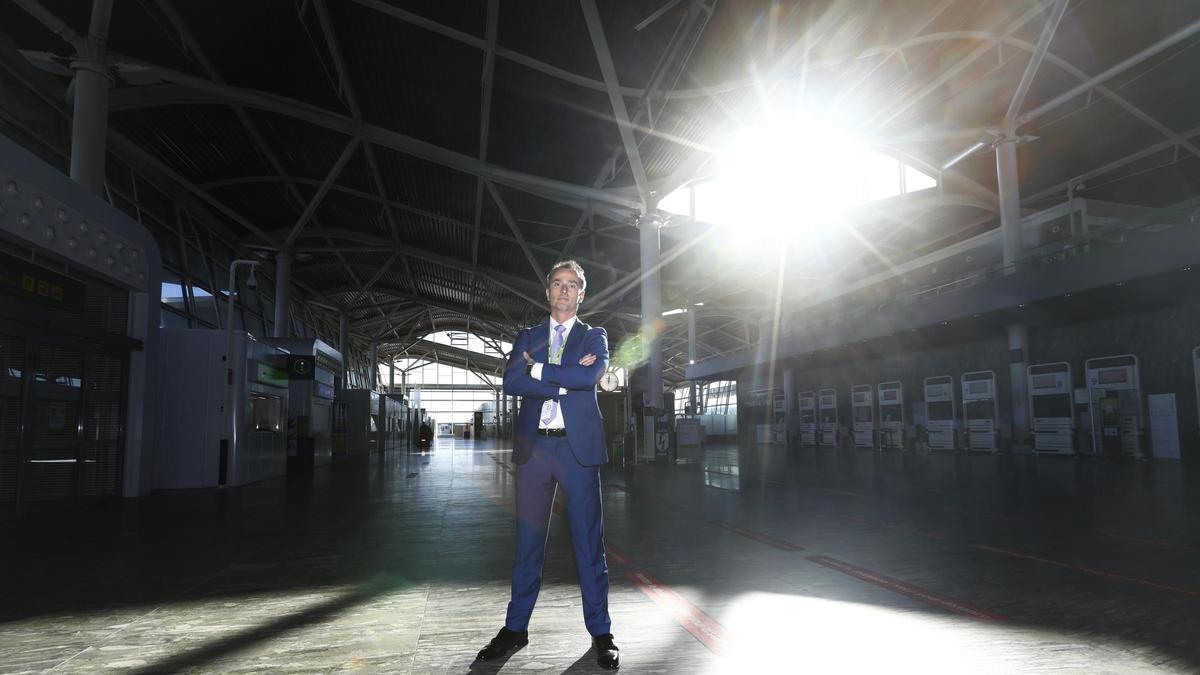 El director del aeropuerto, en el vestíbulo de la terminal de pasajeros.