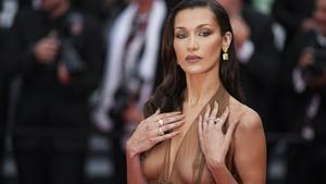 Veto al ‘naked dress’ a Cannes: ¿per què el festival prohibeix a les estrelles trepitjar la catifa vermella mig despullades?