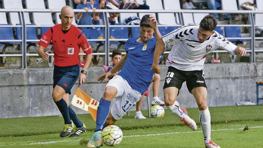 Borja Valle, con el balón, presionado por Jona en el partido del Oviedo ante el Albacete.