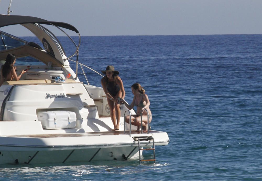 Laura Matamoros y Benji Aparicio en Barco en Cala Jondal, junto  Fonsi Nieto y su mujer Marta Castro.