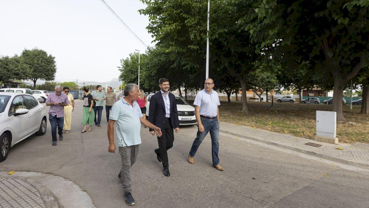El alcalde de Gandia, en una visita a la zona de Marenys de Rafalcaid.