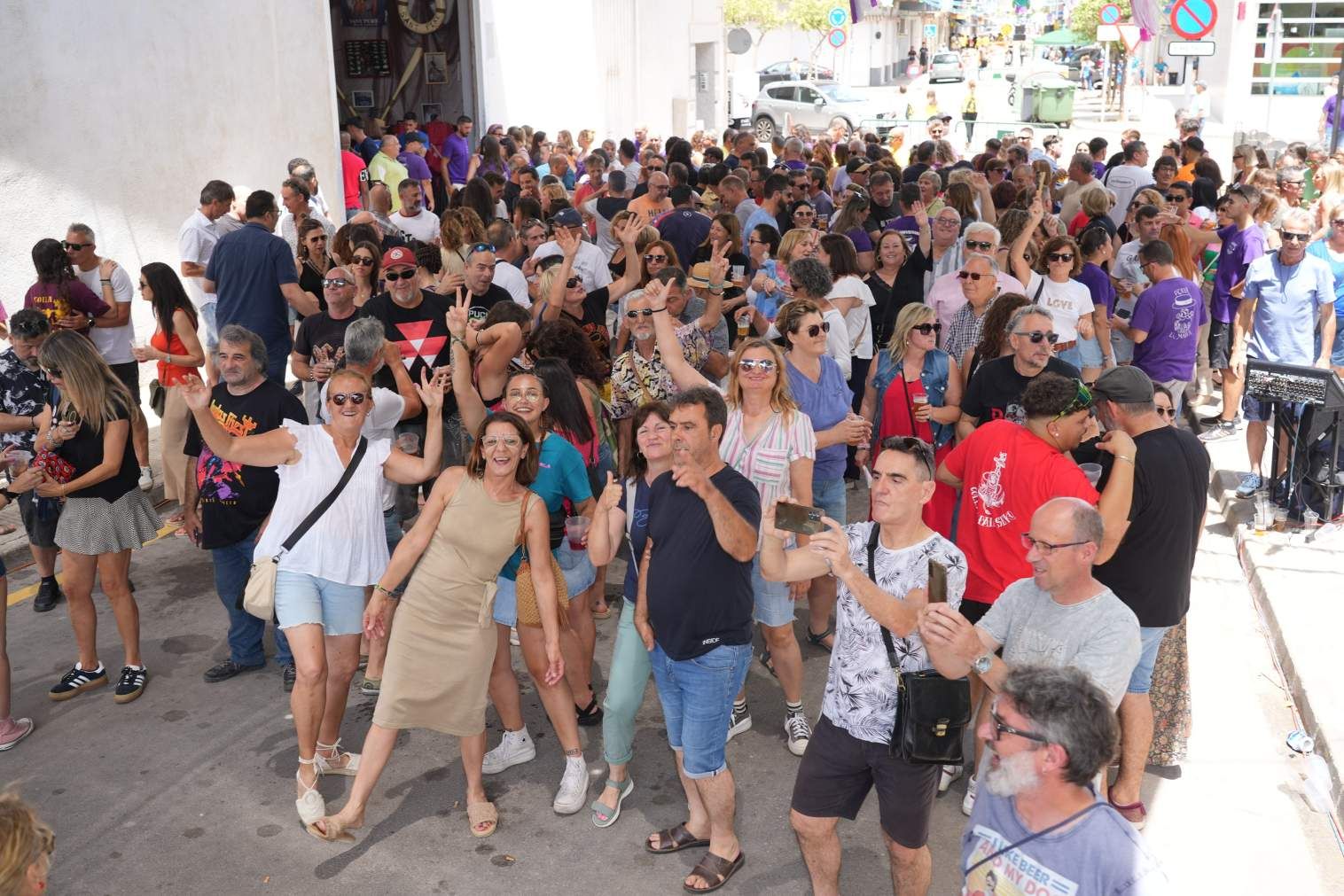 El Grau da inicio a las fiestas de Sant Pere con pólvora, bous y música