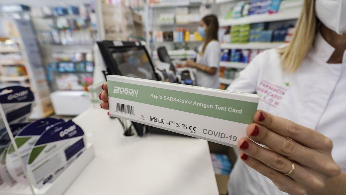 Un test de detección de la infección por el coronavirus SARS-CoV-2 en una farmacia.