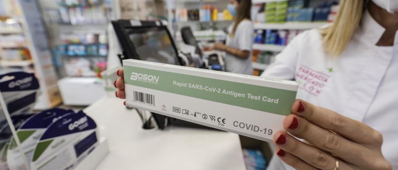 Un test de detección de la infección por el coronavirus SARS-CoV-2 en una farmacia.