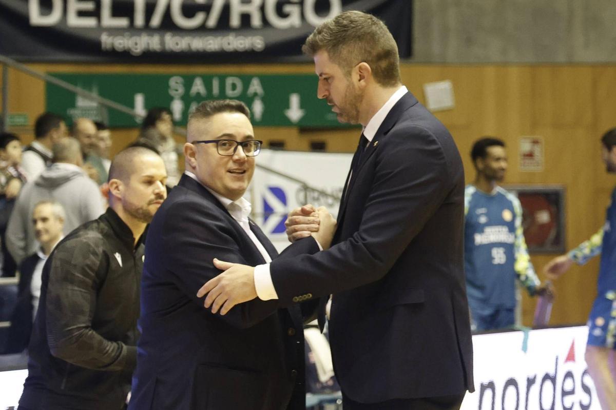 Diego Epifanio y Javier Zamora saludándose.