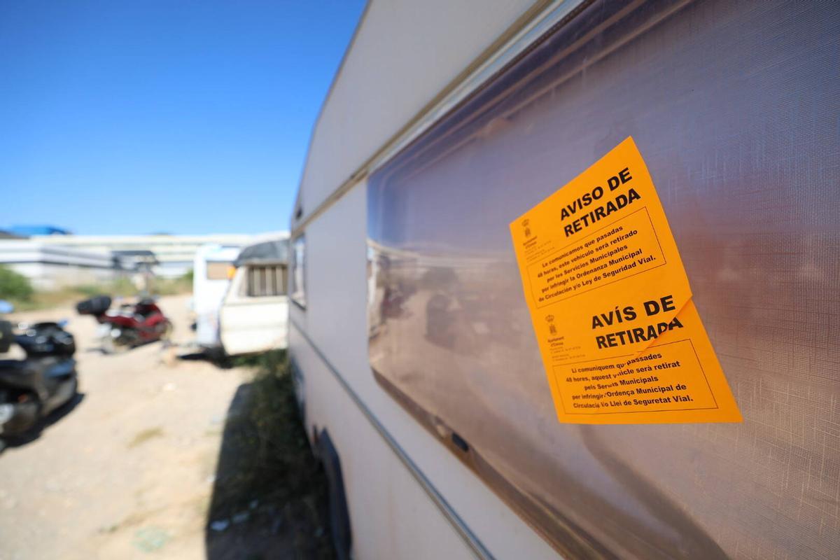 El cartel de 'Aviso de retirada' que cuelga en la mayoría de caravanas.