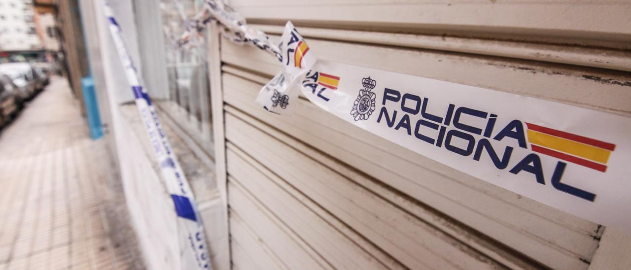 El local de la calle Juan XXIII, precintado por el Cuerpo Nacional de Policía.