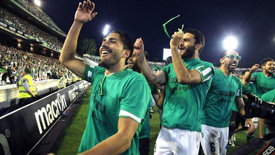 Jugadores del Betis celebran su ascenso.