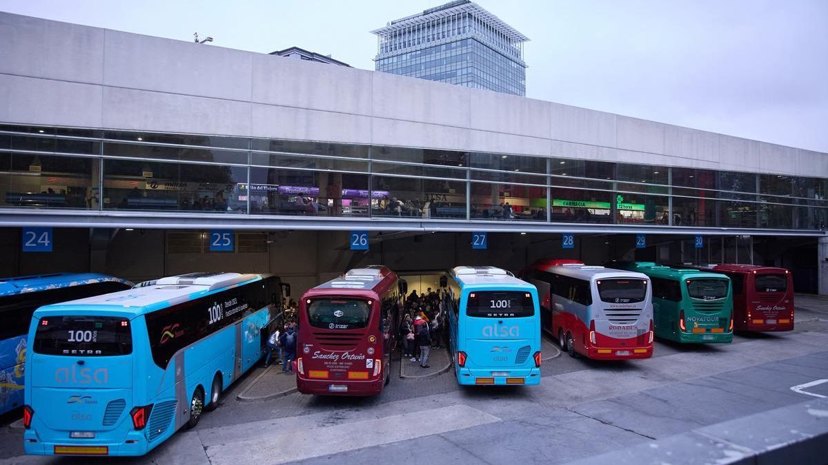 Varios buses en la estación de autobuses de Méndez Álvaro, a 10 de diciembre de 2023, en Madrid.