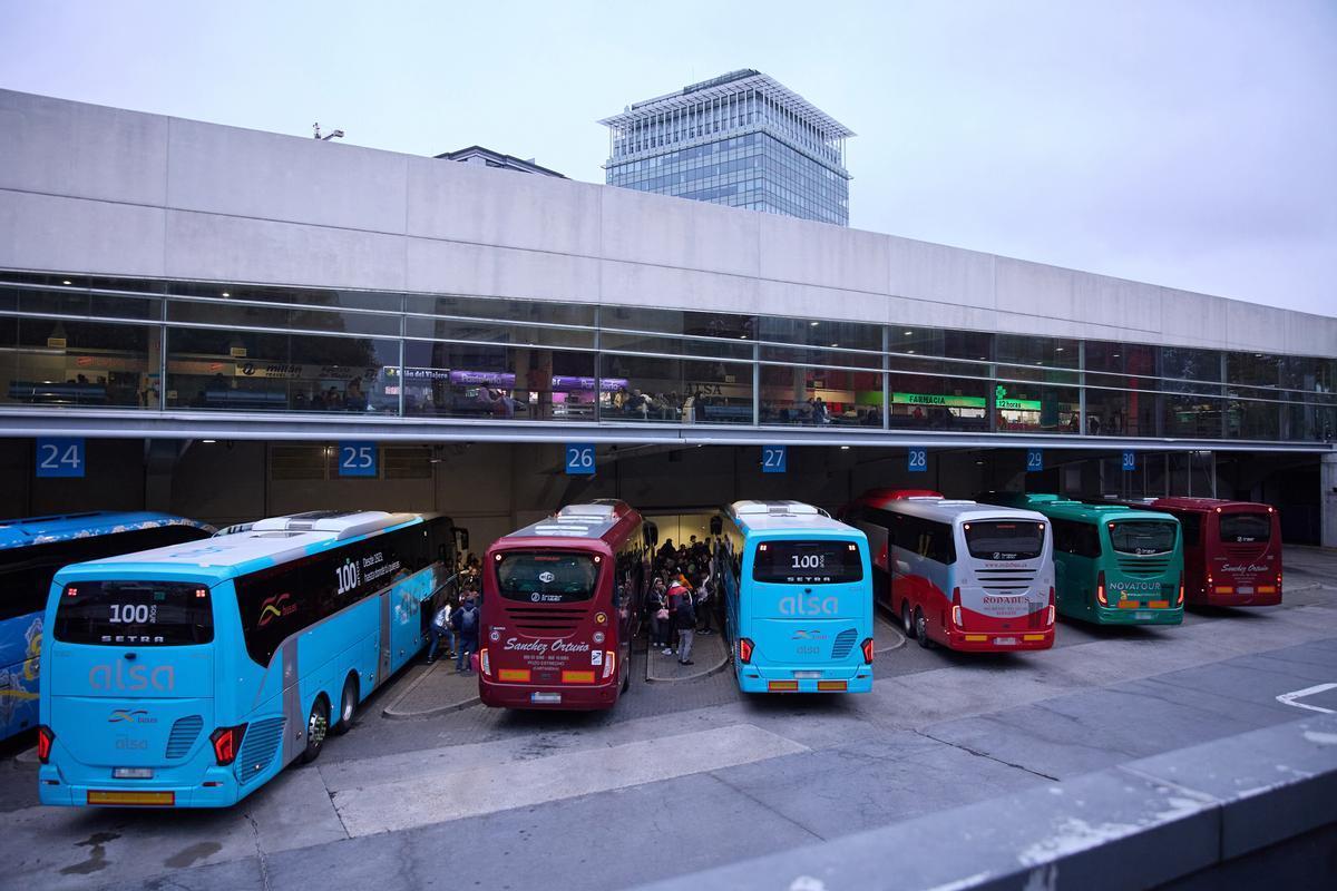 Varios buses en la estación de autobuses de Méndez Álvaro, a 10 de diciembre de 2023, en Madrid.